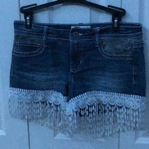 Camouflage ruffle bottom Denim shorts